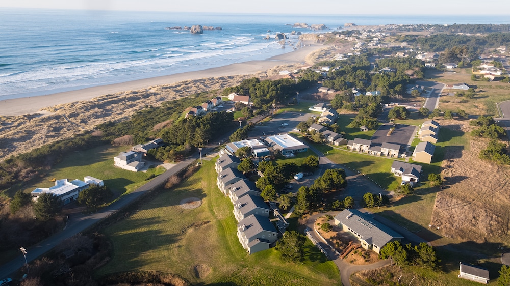 Aerial view of one of the Best Bandon, Oregon Hotels near the Beach