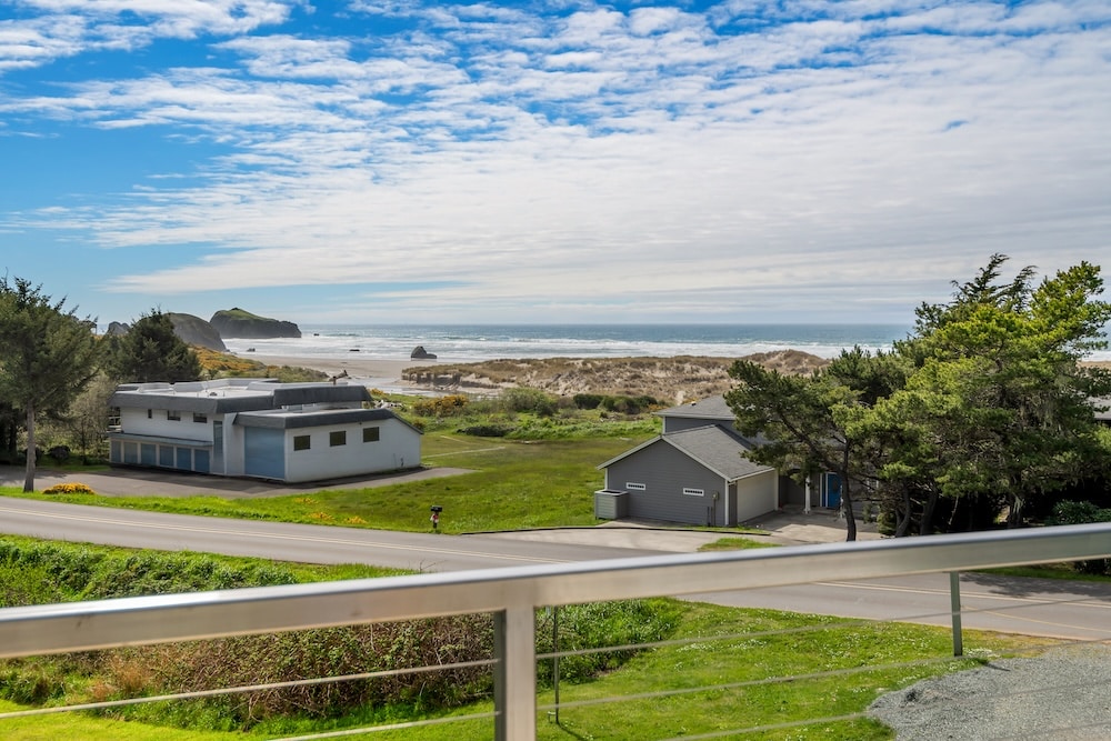 Don't Miss These Oregon Coast Lighthouses 5 View of the Southern Oregon Coast from our top-rated Bandon Hotel